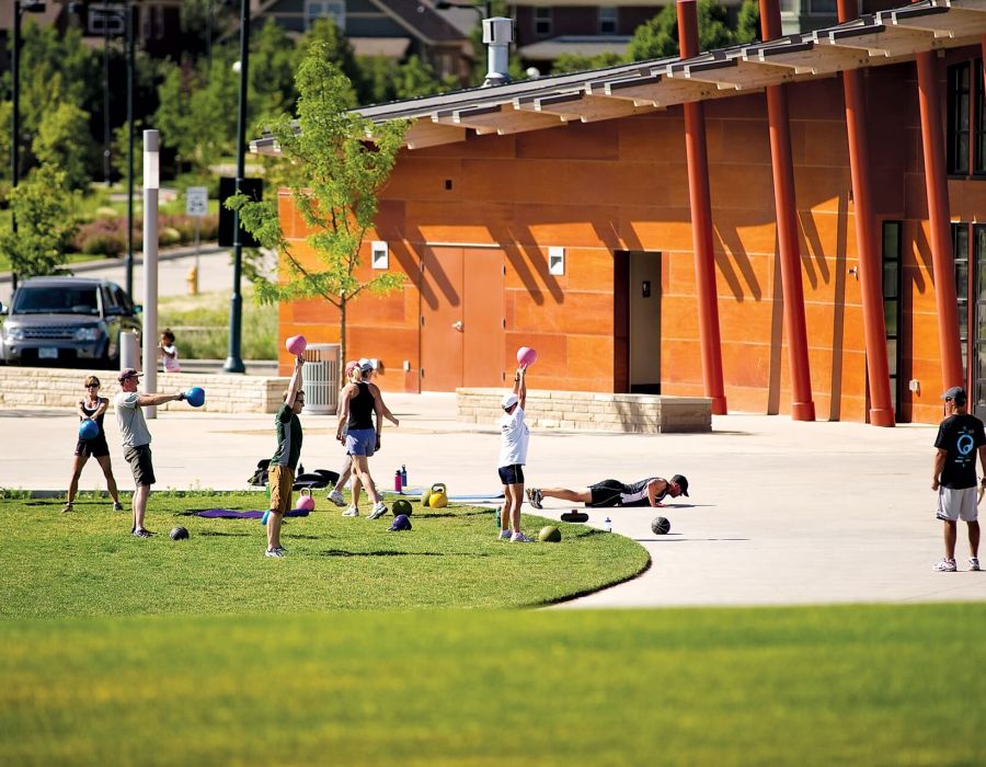 Outdoor fitness class swinging kettlebells